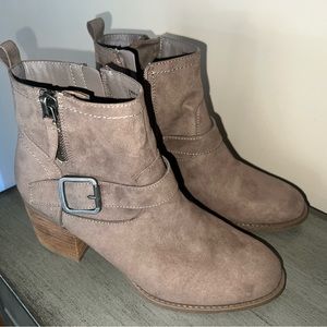 Madden Girl Size 9 Short Zippered Ankle Boots